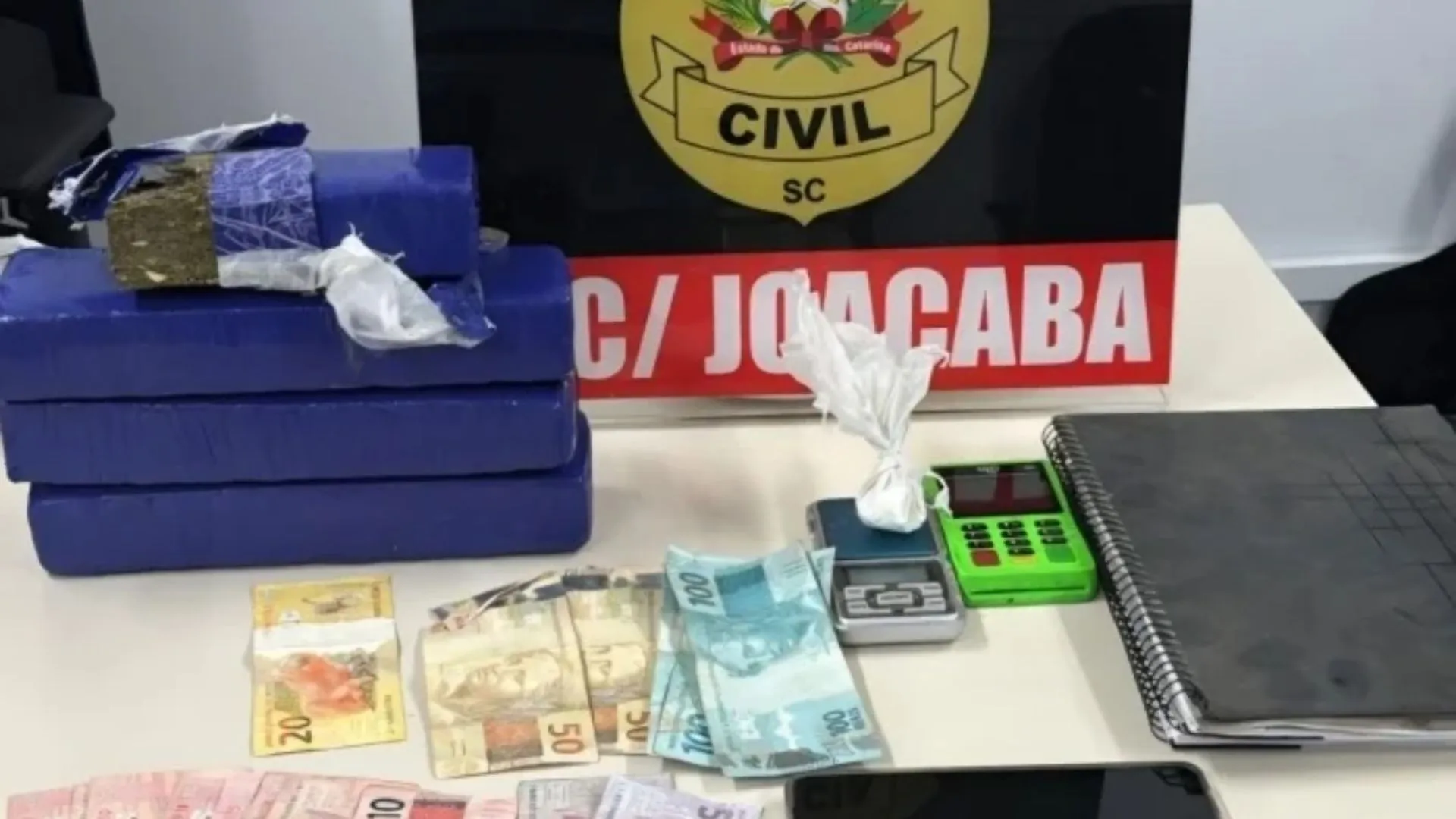 Polícia derruba borracharia usada como fachada para tráfico em Joaçaba
