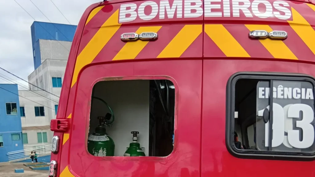 Homem em surto quebra janela de ambulância e foge durante socorro em Videira