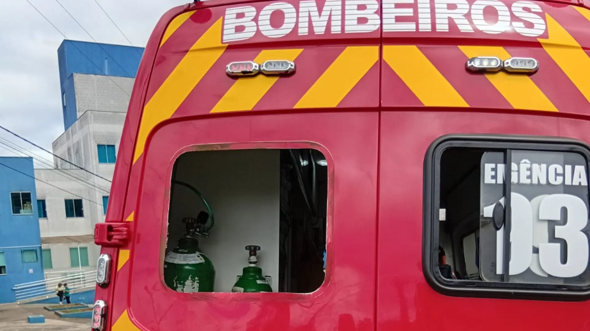 Homem em surto quebra janela de ambulância e foge durante socorro em Videira