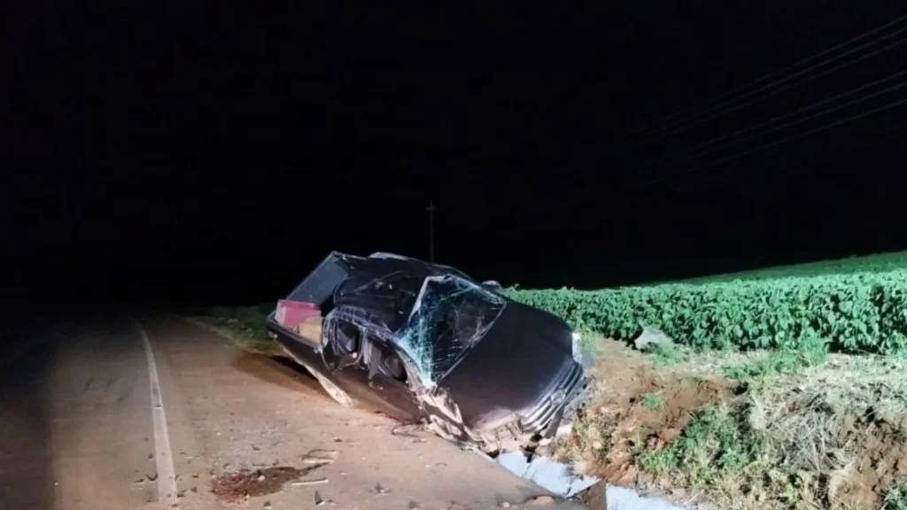 Saída de pista seguida de capotamento mata dois em Campos Novos