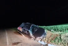 Saída de pista seguida de capotamento mata dois em Campos Novos