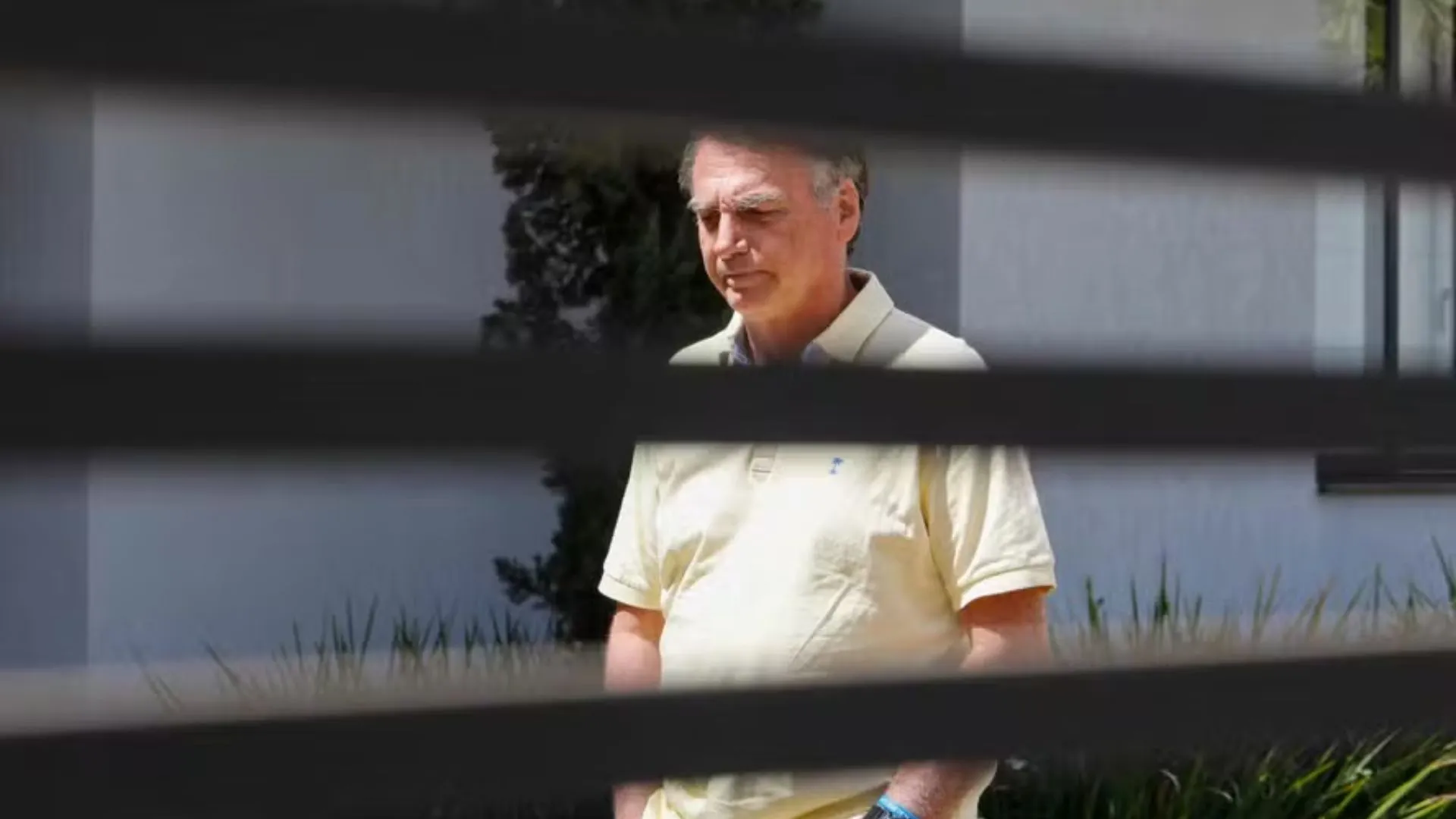 Jair Bolsonaro é levado ao hospital após passar mal durante a madrugada