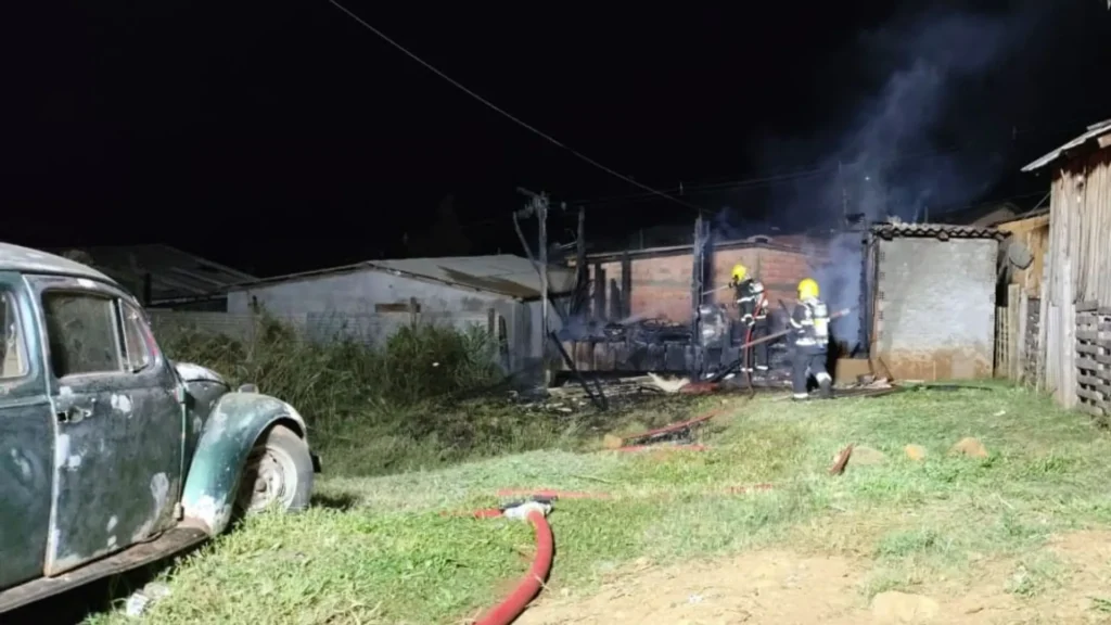 Incêndio em residência deixa jovem de 22 anos ferida em Fraiburgo