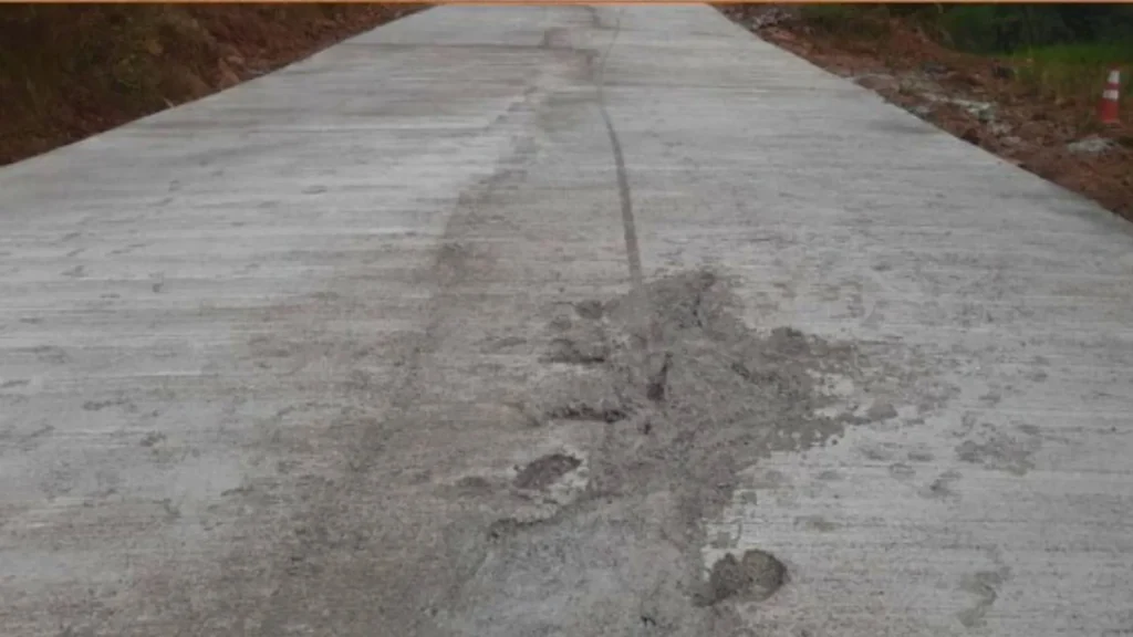 Motociclista ignora bloqueio e danifica obra entre Treze Tílias e Arroio Trinta