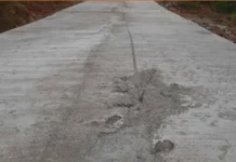 Motociclista ignora bloqueio e danifica obra entre Treze Tílias e Arroio Trinta