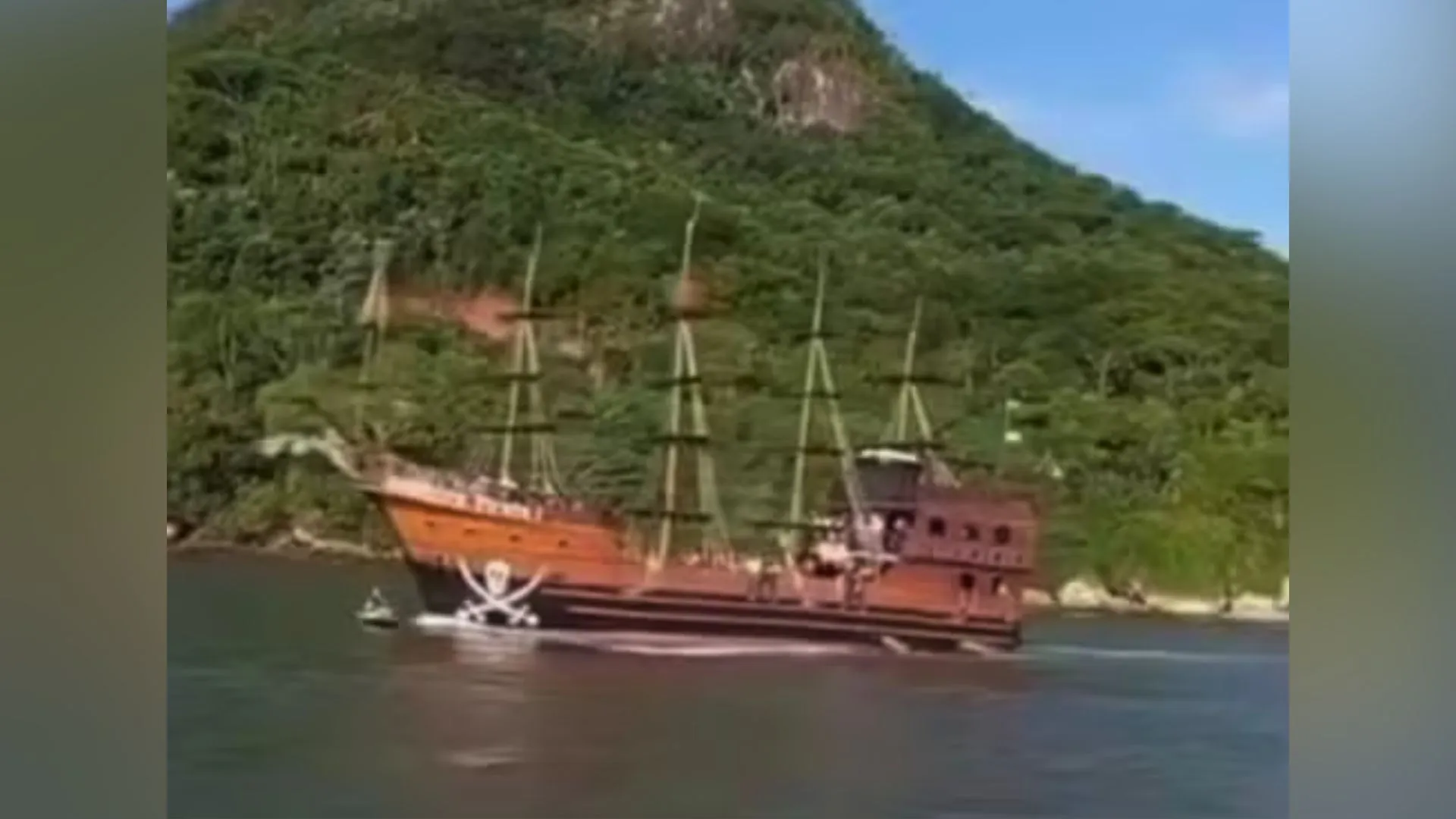 Barco Pirata atropela jetski em Balneário Camboriú