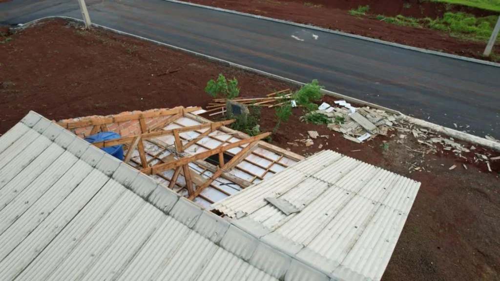 Ventos fortes causam estragos e atingem pelo menos 10 casas no Oeste de SC