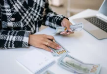 Funcionária é presa por desviar R$157 mil de colégio em Joaçaba