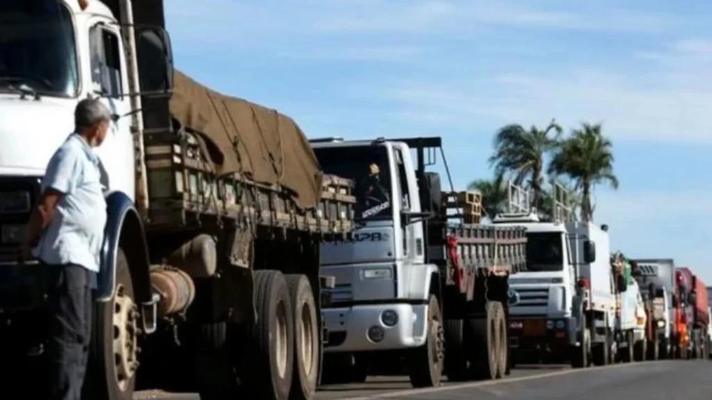 “Agora vai ou para”: líder dos caminhoneiros pressiona governo por resposta