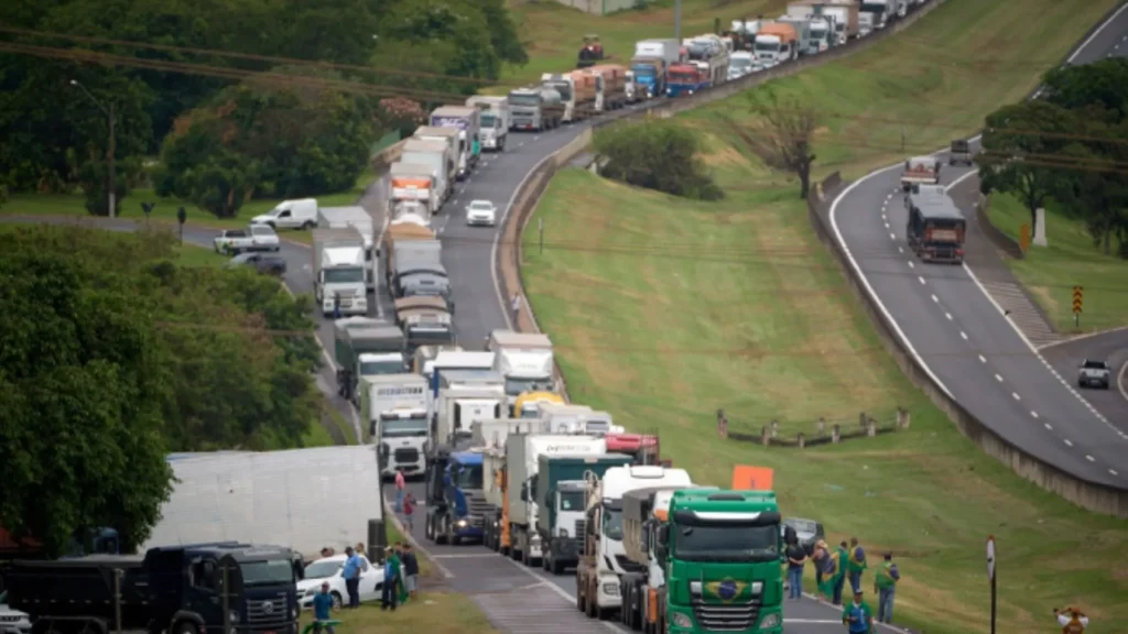 Caminhoneiros desistem de greve após decisão do governo