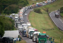 Caminhoneiros desistem de greve após decisão do governo