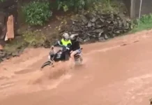 Casal é resgatado em meio à correnteza no centro de Herval d’Oeste Casal é resgatado em meio à correnteza no centro de Herval d’Oeste