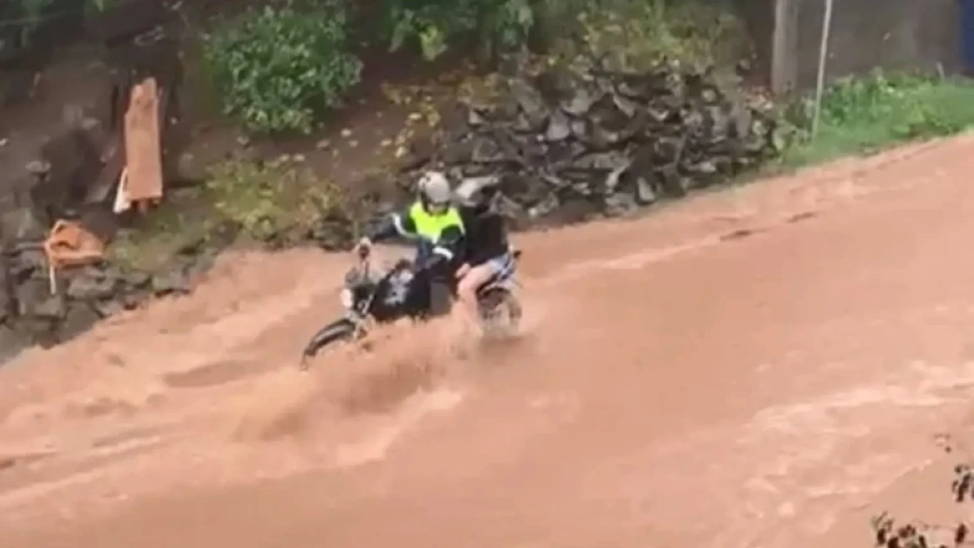 Casal é resgatado em meio à correnteza no centro de Herval d’Oeste