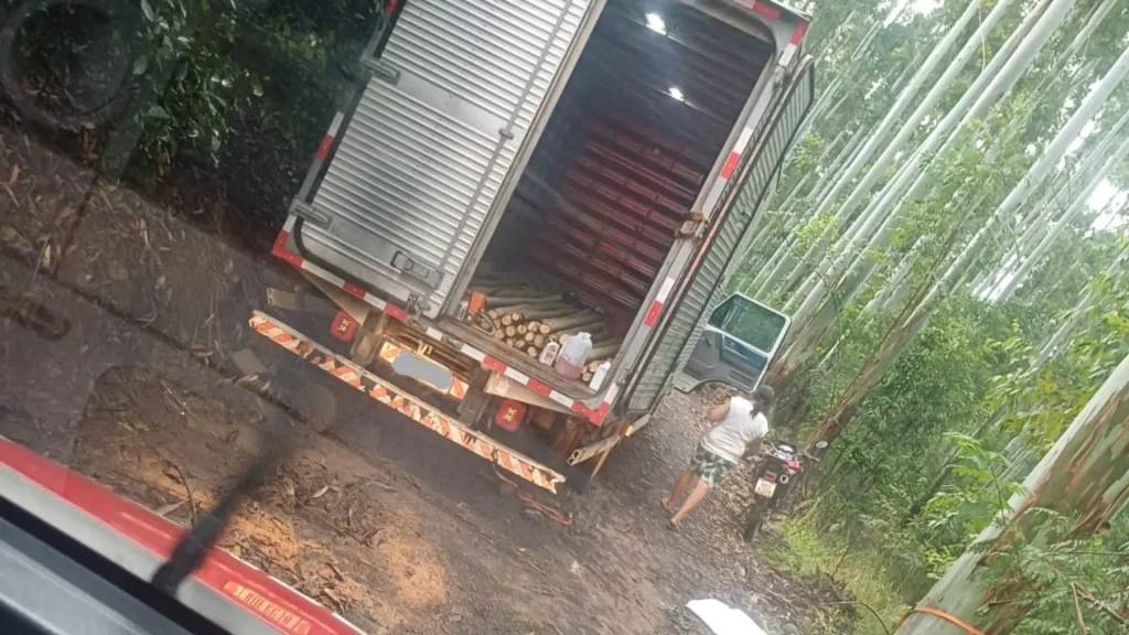 Homem fica 6 horas preso sob caminhão após acidente no interior