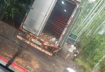 Homem fica 6 horas preso embaixo de caminhão após acidente no interior Homem fica 6 horas preso sob caminhão após acidente no interior