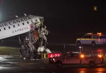 Avião colide com caminhão dos Bombeiros, mata 2 e deixa 41 feridos Avião colide com caminhão dos Bombeiros, mata 2 e deixa 41 feridos