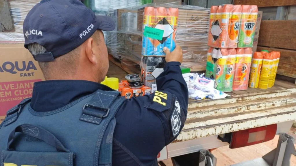 Produtos tóxicos e alimentos na mesma carga fazem transportadora ser autuada em SC