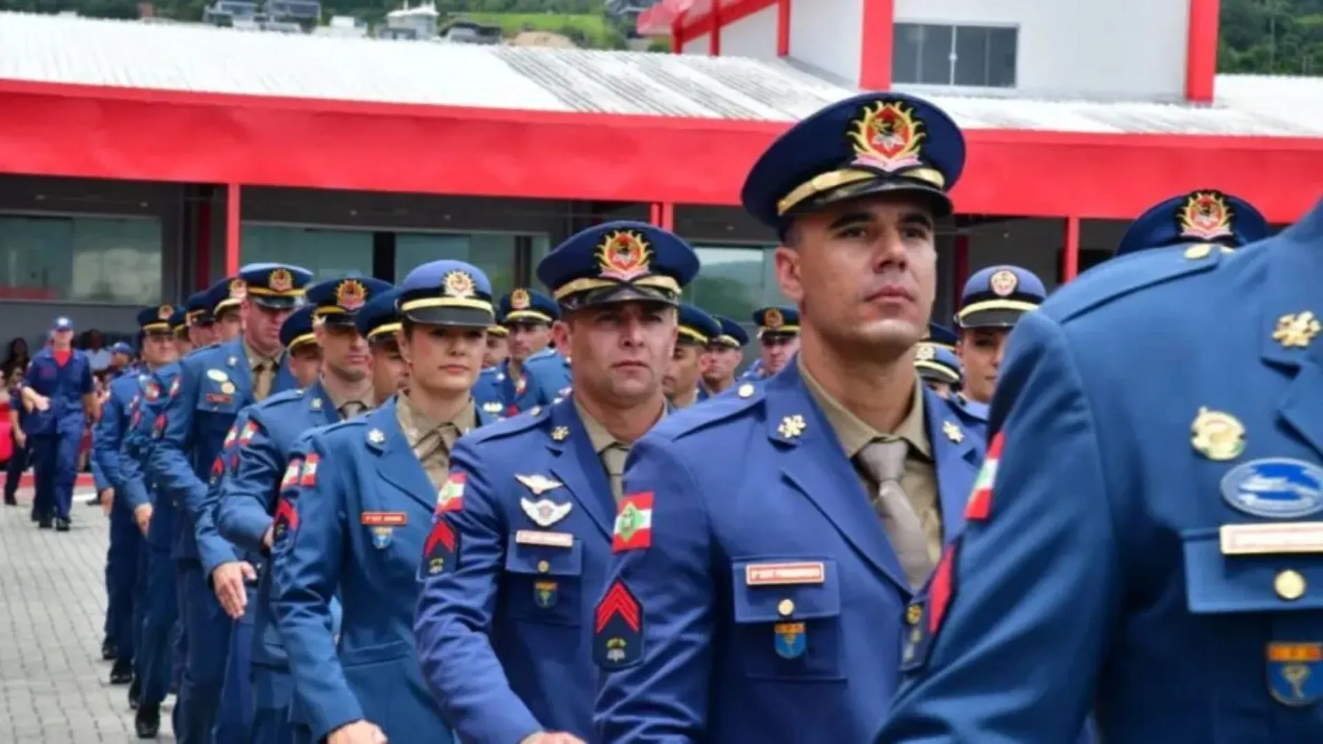 Bombeiros de SC abrem vagas temporárias com salários de até R$19 mil