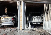 Fogo em garagem destrói dois veículos de família Incêndio destrói dois carros em garagem de família em Capinzal