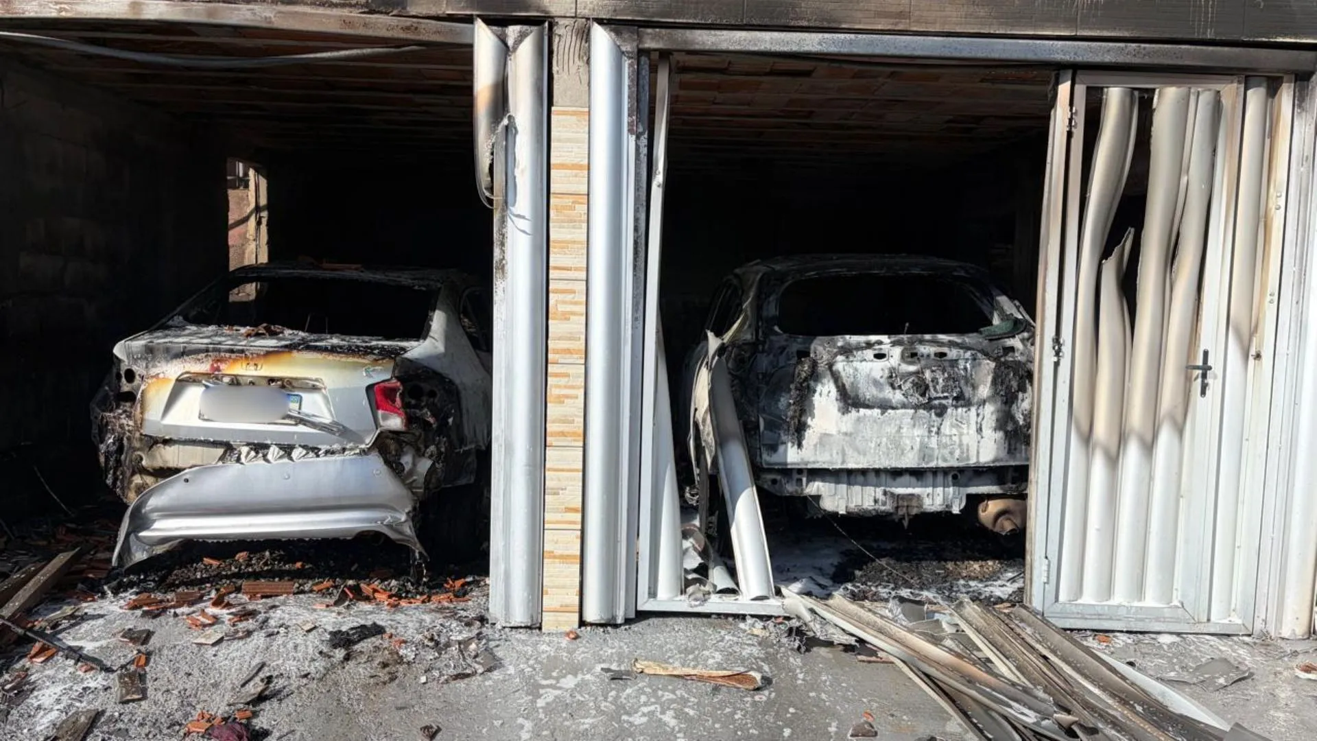 Incêndio destrói dois carros em garagem de família em Capinzal