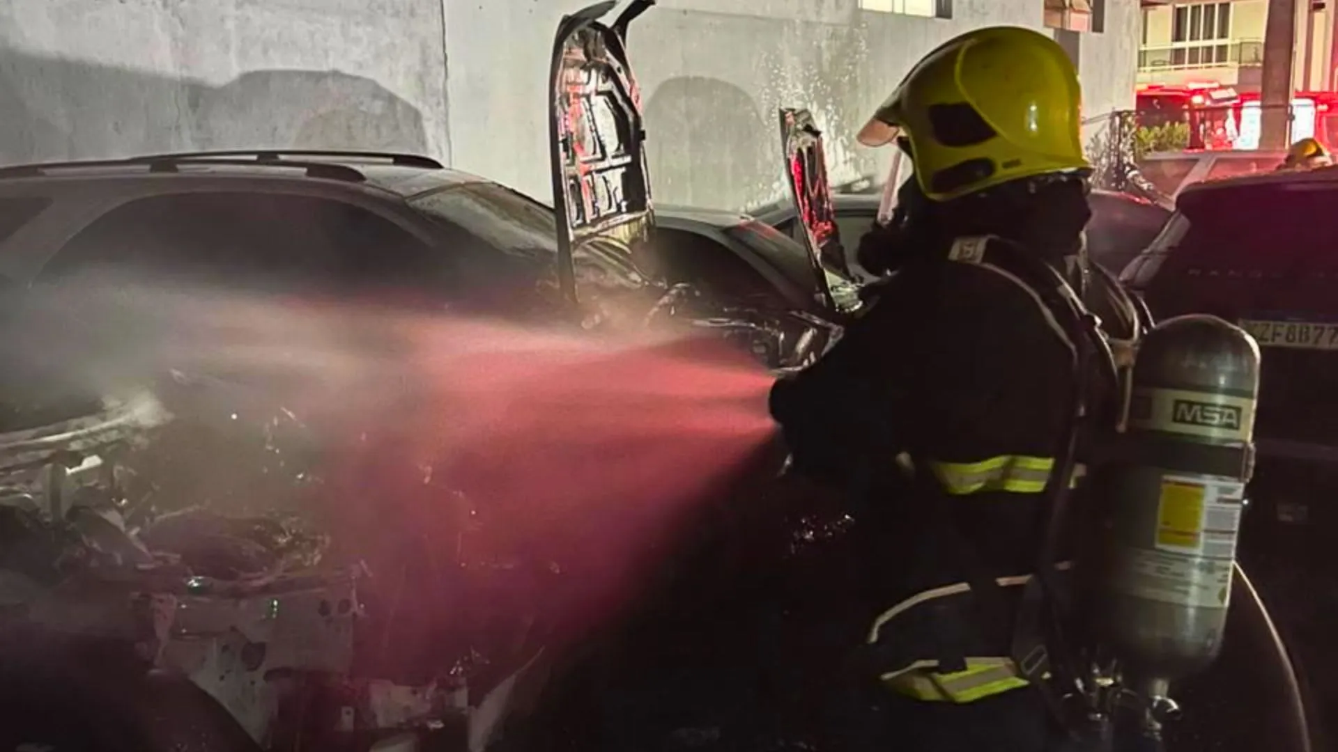 Incêndio destrói carros e motos em loja de garagem em Campos Novos