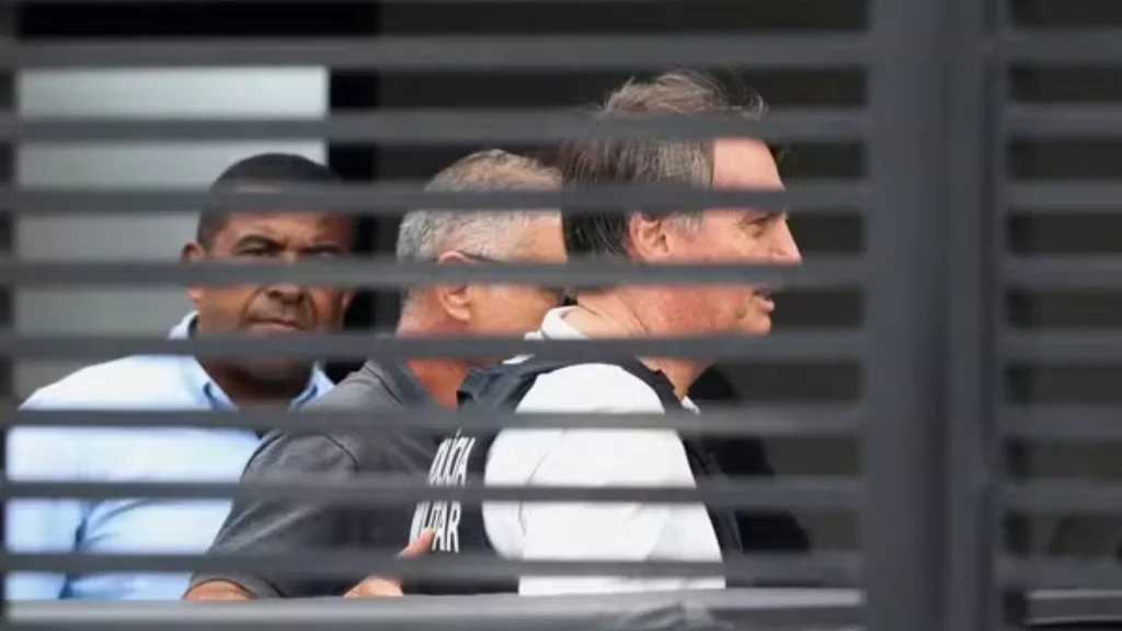 Bolsonaro recebe alta e cumprirá 90 dias de prisão domiciliar