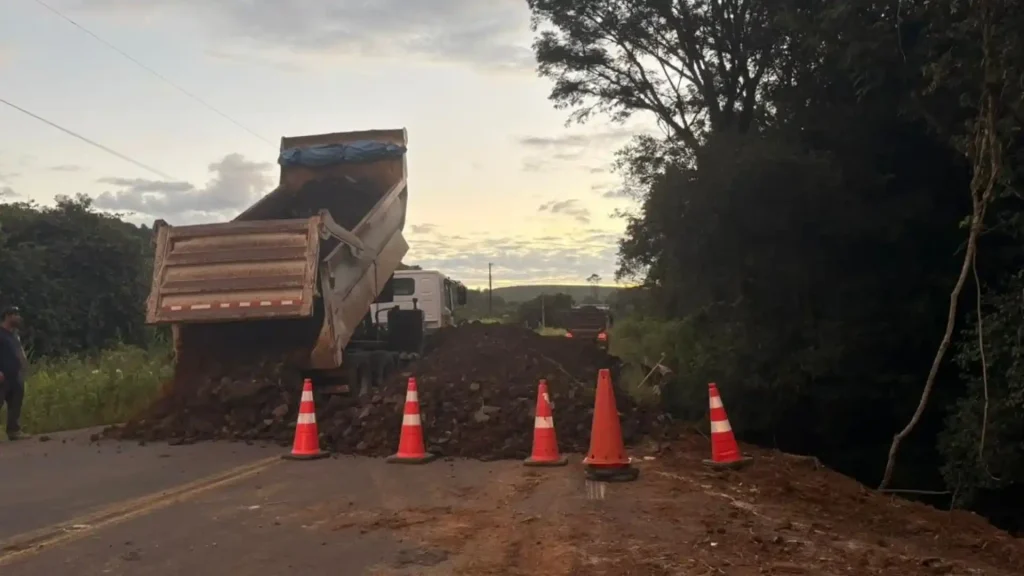 SC-355 é interditada entre Treze Tílias e Iomerê após risco de colapso em ponte