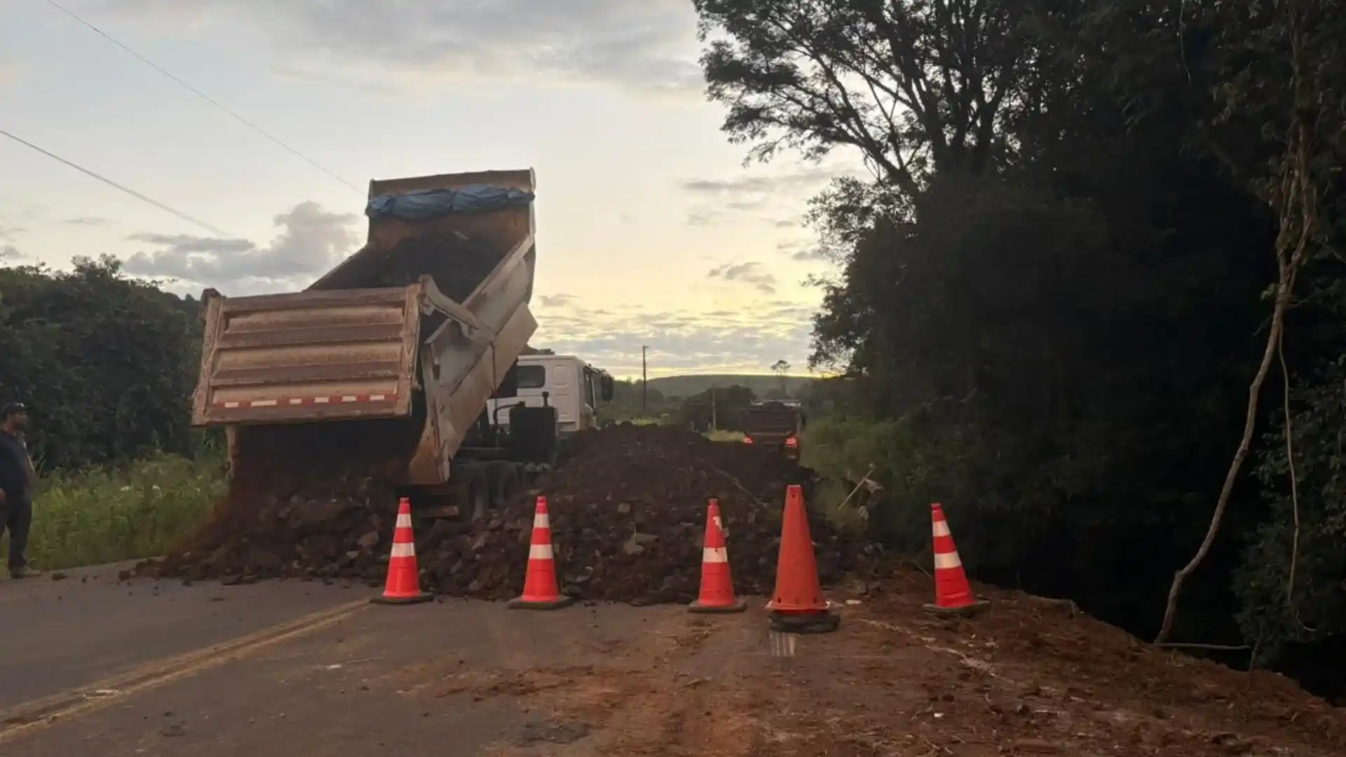 SC-355 é interditada entre Treze Tílias e Iomerê após risco de colapso em ponte