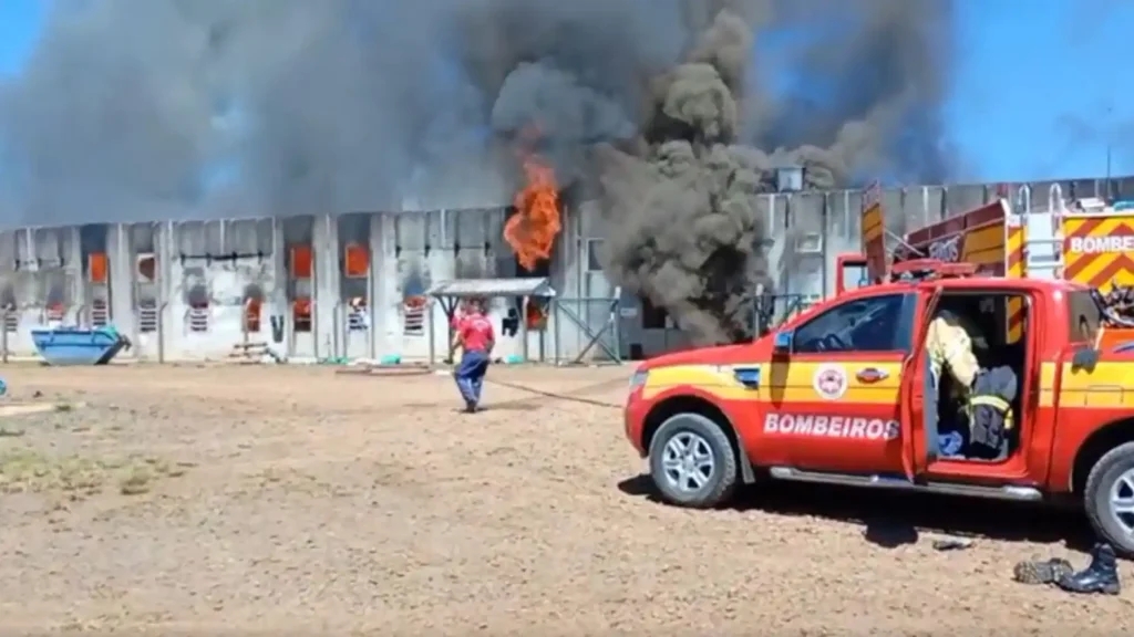 Incêndio de grandes proporções destrói alojamento de trabalhadores em Lebon Régis