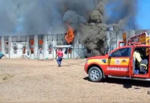 Incêndio de grandes proporções destrói alojamento de trabalhadores em Lebon Régis Incêndio de grandes proporções destrói alojamento de trabalhadores em Lebon Régis