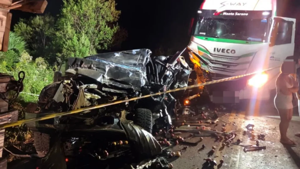 Caminhão de maçã parado na pista provoca colisão envolvendo três veículos