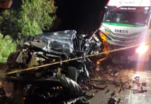 Caminhão de maçã parado na pista provoca colisão envolvendo três veículos Caminhão de maçã parado na pista provoca colisão envolvendo três veículos