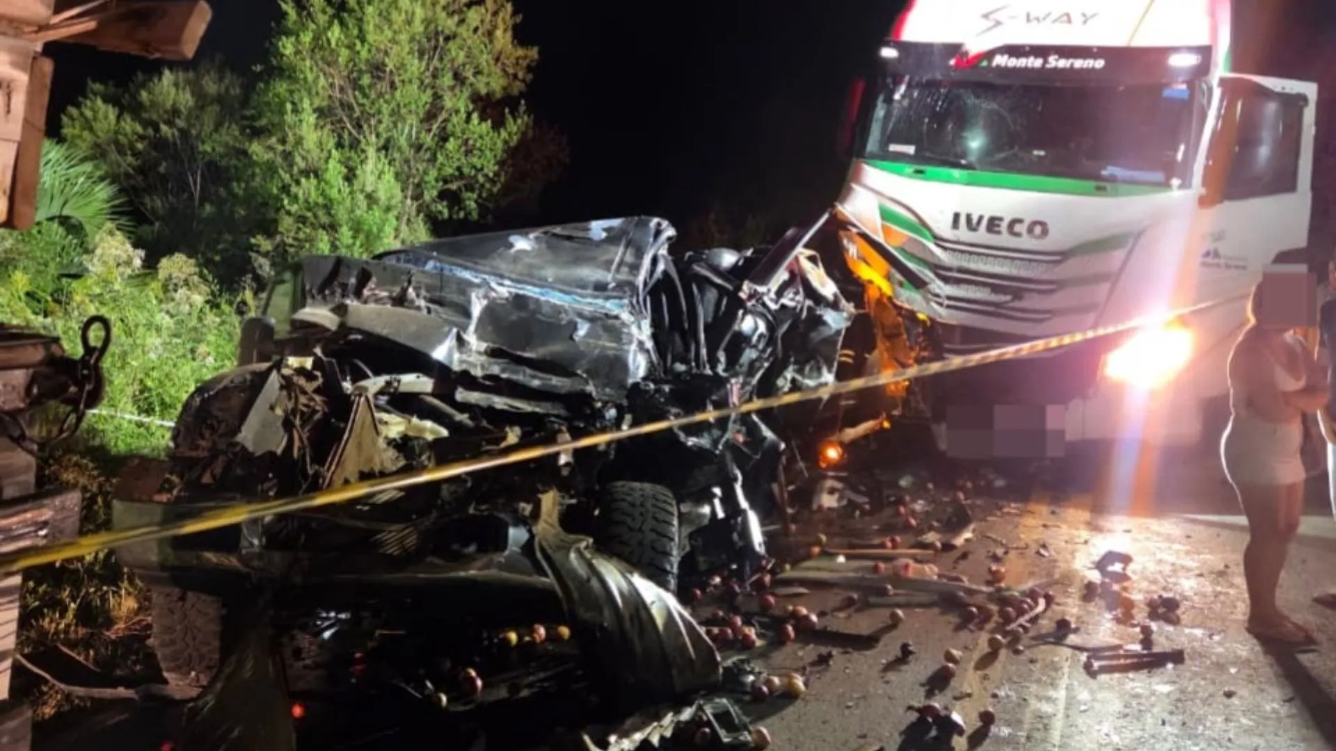 Caminhão de maçã parado na pista provoca colisão envolvendo três veículos