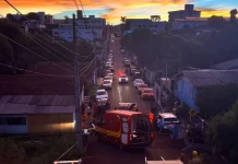 Corpo de homem é encontrado submerso em riacho no Meio-Oeste Corpo de homem é encontrado submerso em riacho no Meio-Oeste