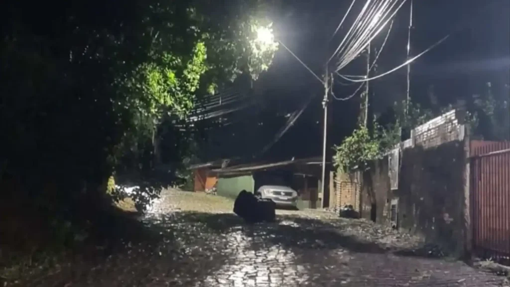 Deslizamento de pedras em Videira mobiliza Defesa Civil e acende alerta para área de risco