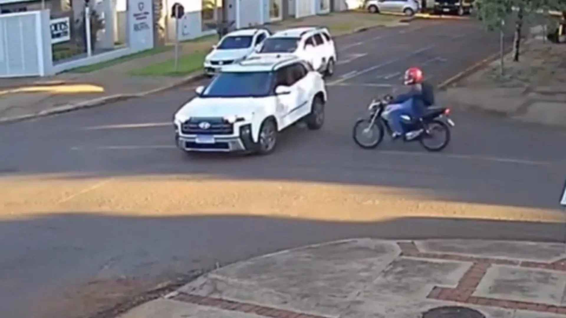 Câmera registra colisão fatal que vitimou jovem em cruzamento