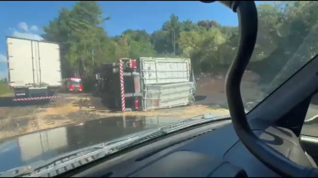 Caminhão tomba e deixa trânsito em meia pista na SC-135