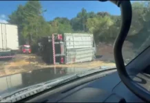 Caminhão tomba e deixa trânsito em meia pista na SC-135