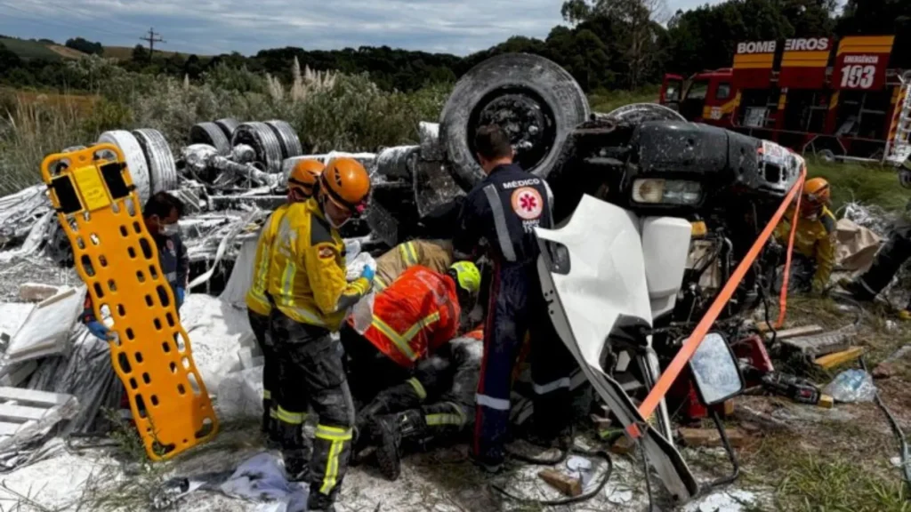 Caminhão tomba na SC-350 e um dos ocupantes fica preso às ferragens