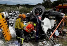 Caminhão tomba na SC-350 e um dos ocupantes fica preso às ferragens