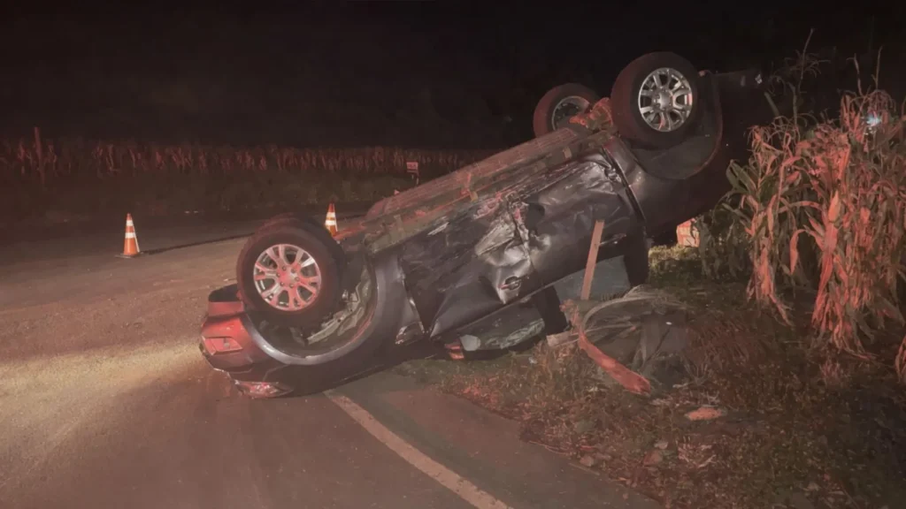 Colisão seguida de capotamento deixa três feridos na SC-135