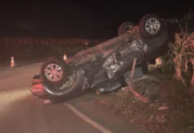 Colisão seguida de capotamento deixa três feridos na SC-135