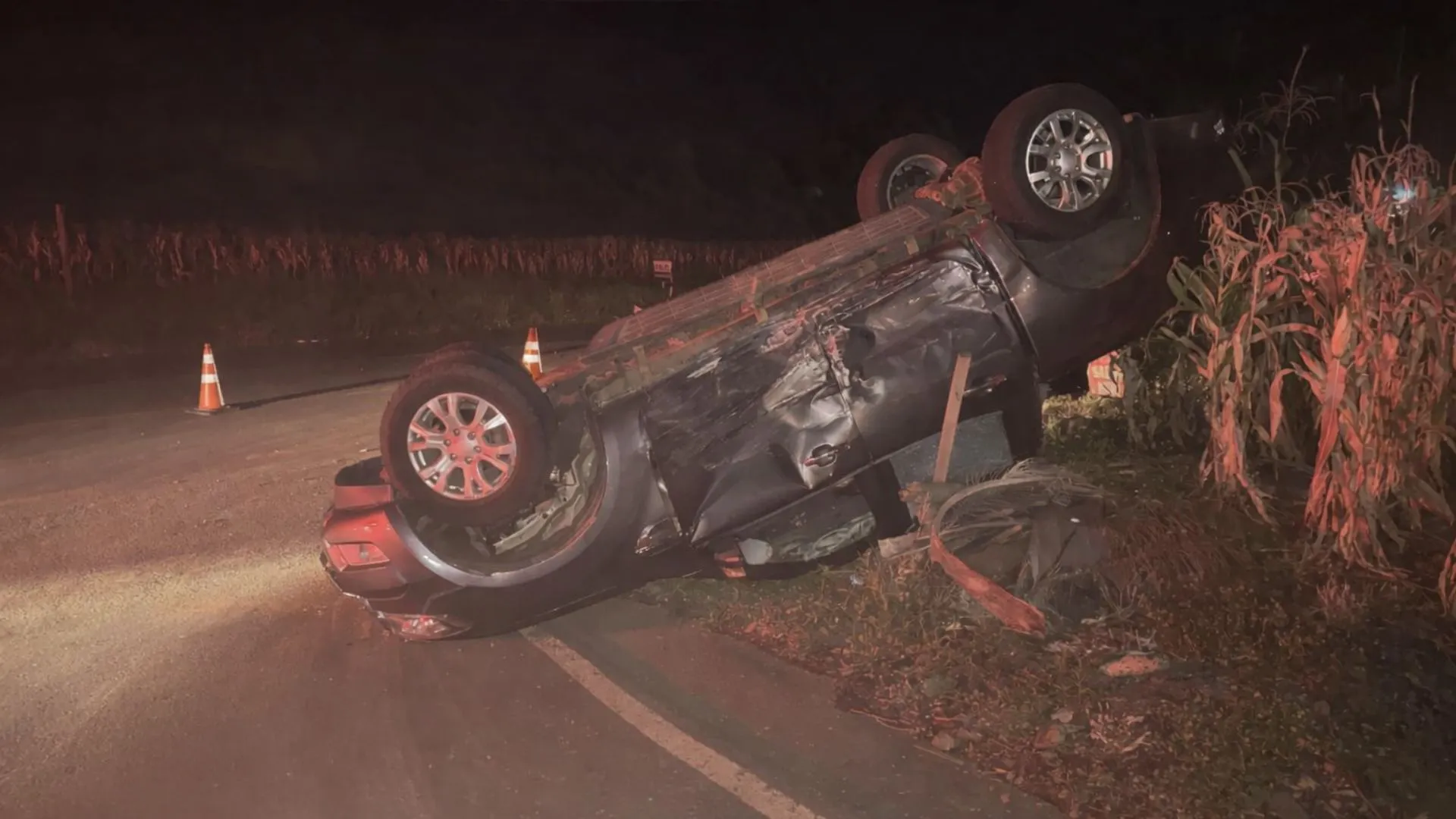 Colisão seguida de capotamento deixa três feridos na SC-135