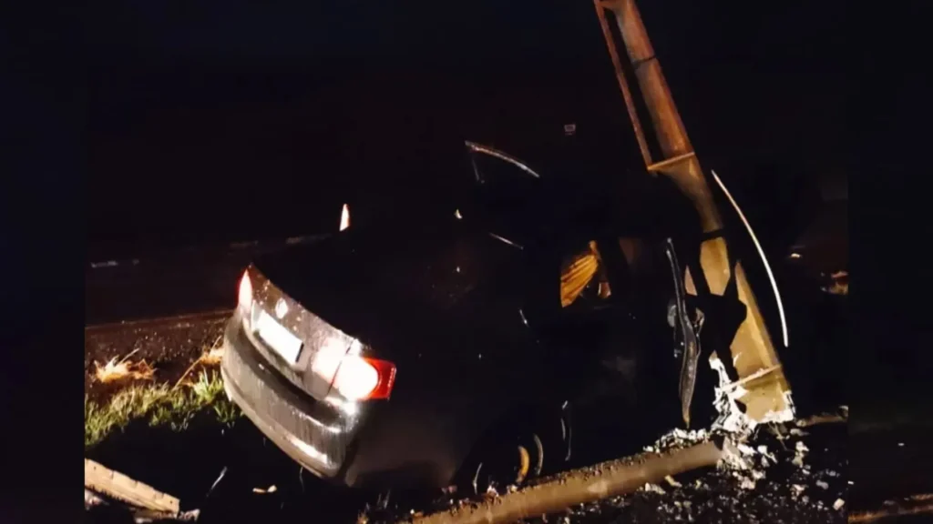 Carro colide contra poste na SC-355 em Fraiburgo e deixa ferido