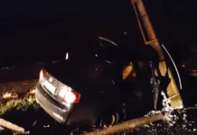 Carro colide contra poste na SC-355 em Fraiburgo e deixa ferido