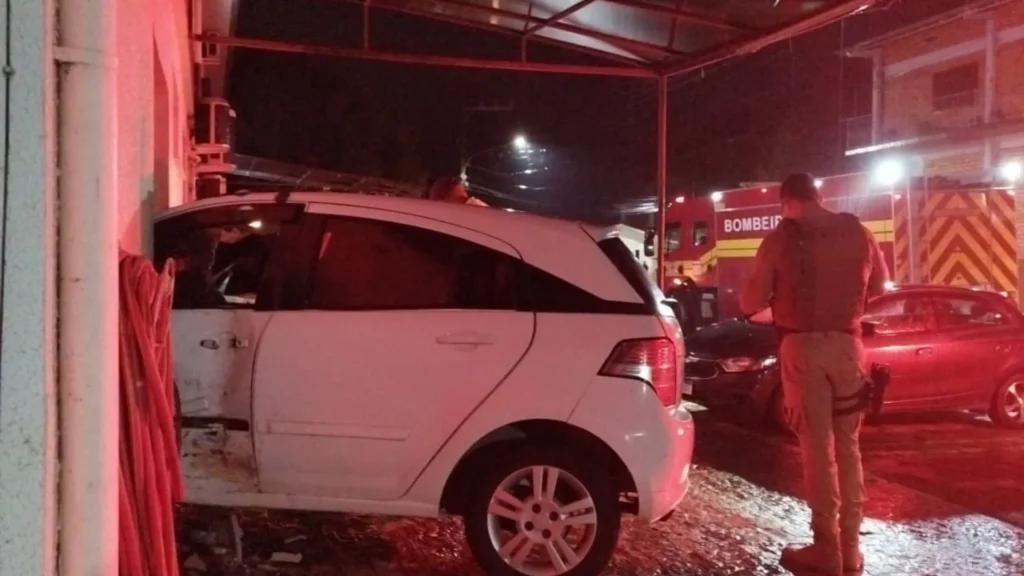 Carro invade unidade de saúde em Tangará
