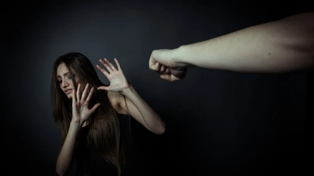 Homem agride namorada após discussão sobre gastos em jantar