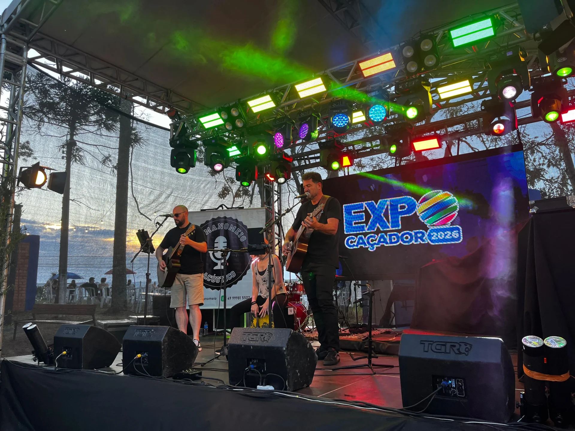 Começaram as apresentações de artistas locais na ExpoCaçador