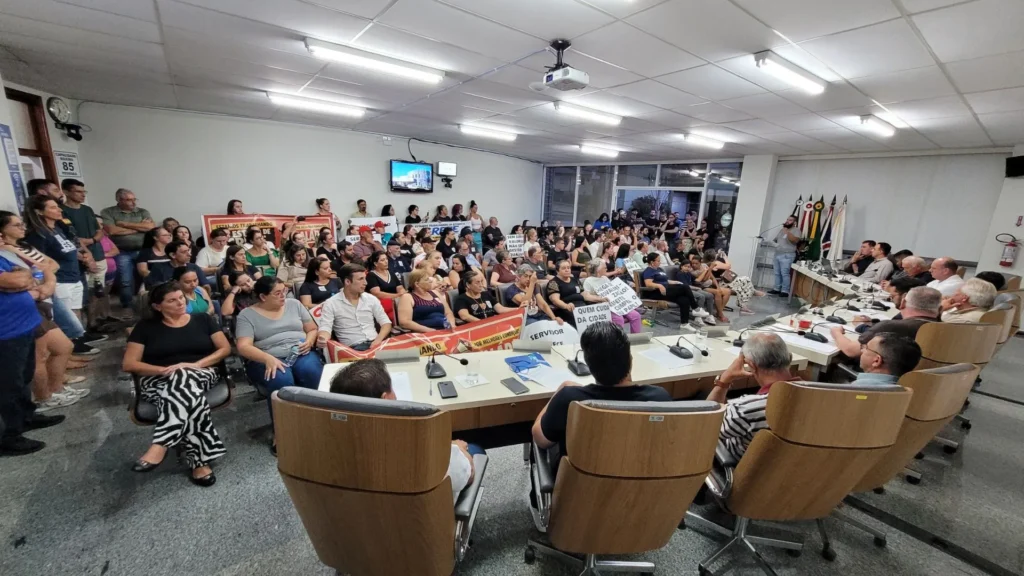 Servidores municipais cobram aumento real e levam reivindicações à Câmara