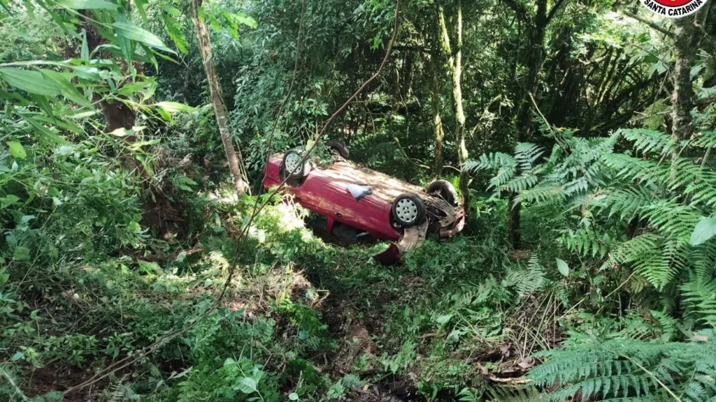 Motorista fica ferido após capotamento na SC-335